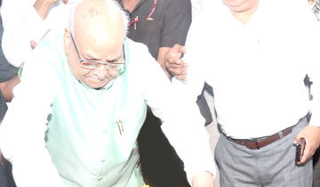 राज्यपाल श्री लालजी टंडन ने भोपाल के सुभाष नगर विश्राम घाट पहुँचकर प्रदेश के पूर्व मुख्यमंत्री स्वर्गीय श्री बाबूलाल गौर के पार्थिव शरीर पर पुष्प-चक्र अर्पित कर श्रद्धांजलि दी।