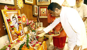 मुख्यमंत्री श्री कमल नाथ ने श्रीकृष्ण जन्माष्टमी के अवसर पर अपने निवास पर भगवान श्रीकृष्ण का जन्मोत्सव मनाया। उन्होंने पारंपरिक विधि-विधान के साथ भगवान श्रीकृष्ण की अराधना की और प्रदेश के श्रद्धालु नागरिकों के स्वस्थ और सुखी जीवन की कामना की।