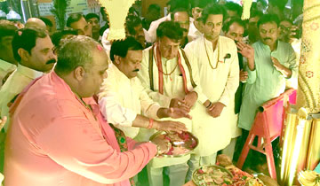 लोक निर्माण मंत्री श्री सज्जन सिंह वर्मा, धार्मिक न्यास एवं धर्मस्व मंत्री श्री पी.सी. शर्मा और नगरीय विकास एवं आवास मंत्री श्री जयवर्द्धन सिंह ने उज्जैन के सांदीपनि आश्रम में पूजा-अर्चना की।