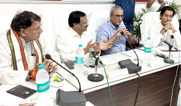 लोक निर्माण मंत्री श्री सज्जन सिंह वर्मा, धार्मिक न्यास एवं धर्मस्व मंत्री श्री पी.सी. शर्मा और नगरीय विकास एवं आवास मंत्री श्री जयवर्द्धन सिंह ने उज्जैन में महाकालेश्वर मंदिर क्षेत्र के विकास कार्यों के बारे में स्थानीय जन-प्रतिनिधियों और पुजारियों के साथ बैठक की। मुख्य सचिव श्री एस.आर. मोहन्ती भी बैठक में शामिल हुए।
