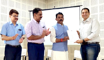 लोक स्वास्थ्य एवं परिवार कल्याण मंत्री श्री तुलसीराम सिलावट ने इन्दौर में नेत्र रोगियों की रोशनी वापस लाने वाले शंकर नेत्रालय, चैन्नई के विशेषज्ञ डॉ. राजीव रमन को सम्मानित किया।