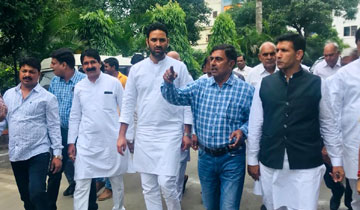 उच्च शिक्षा, खेल एवं युवा कल्याण मंत्री श्री जीतू पटवारी ने सहकारी शीतगृह संस्था मर्यादित राऊ में कृषि मंत्री श्री सचिन यादव के साथ निरीक्षण किया और किसानों से चर्चा की।