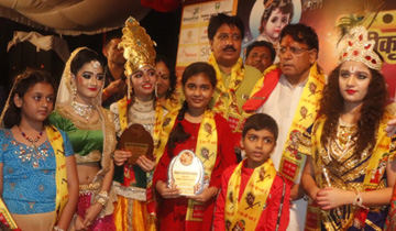 जनसम्पर्क मंत्री श्री पी.सी. शर्मा श्री कृष्ण जन्माष्टमी पर्व पर शहर के विभिन्न कार्यक्रमों में शामिल हुये।
