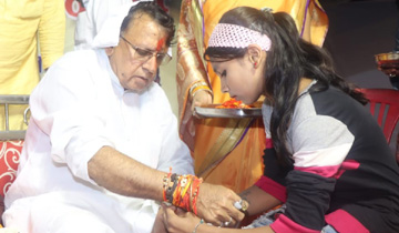 जनसम्पर्क मंत्री श्री पी.सी. शर्मा को शहर की बहनों ने राखी बांधी।