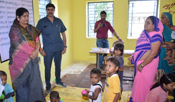 महिला-बाल विकास मंत्री श्रीमती इमरती देवी ने ग्वालियर के मुरार क्षेत्र के सोसा बडागांव में ऑगनवाड़ी केन्द्रों का निरीक्षण किया।