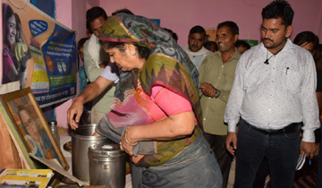 महिला-बाल विकास मंत्री श्रीमती इमरती देवी ने ग्वालियर के मुरार क्षेत्र के सोसा बडागांव में ऑगनवाड़ी केन्द्रों का निरीक्षण किया।