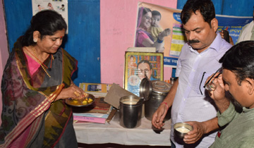 महिला-बाल विकास मंत्री श्रीमती इमरती देवी ने ग्वालियर के मुरार क्षेत्र के सोसा बडागांव के ऑगनवाड़ी केन्द्र में भोजन को चख कर क्वालिटी चेक की।