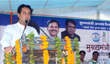 नगरीय विकास एवं आवास मंत्री श्री जयवर्धन सिंह ने वार्ड-31 में मुख्यमंत्री आवास मिशन में अधिकार-पत्र वितरण कार्यक्रम को संबोधित किया।