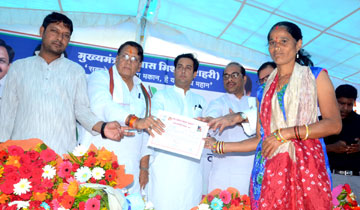 नगरीय विकास एवं आवास मंत्री श्री जयवर्धन सिंह और जनसम्पर्क मंत्री श्री पी.सी.शर्मा ने वार्ड-31 में मुख्यमंत्री आवास मिशन (शहरी) में हितग्राहियों को अधिकार-पत्र वितरित किये।