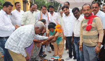 जनसम्पर्क मंत्री श्री पी.सी. शर्मा ने अम्बेडकर नगर में सड़क का भूमि-पूजन किया।