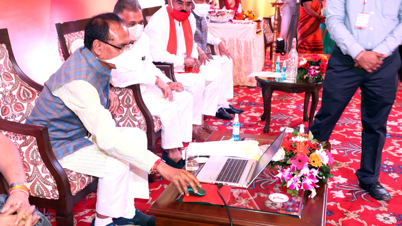 मुख्यमंत्री श्री शिवराज सिंह चौहान ने मिंटो हाल में प्रतिभाशाली विद्यार्थी प्रोत्साहन योजना के अंतर्गत मेधावी विद्यार्थियों को लैपटाप क्रय के लिये ऑनलाइन राशि अंतरित की।