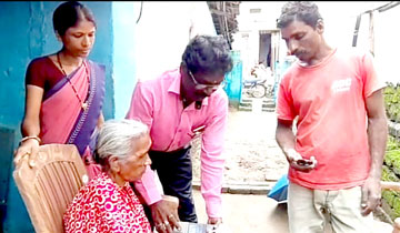 वृद्ध और अशक्त उपभोक्ताओं को घर-घर जाकर राशन देते हैं बालाघाट के सेल्समेन-महादेव वराड़े।