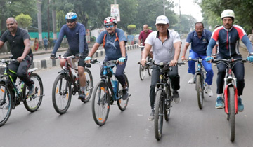 राष्ट्रीय खेल दिवस पर संचालक खेल एवं युवा कल्याण श्री एस.एल.थाउसेन ने टी.टी.नगर से प्रारंभ साईकिल रैली मे शामिल हुए।