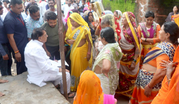 जनसम्पर्क मंत्री श्री पी.सी.शर्मा प्रेमपुरा गाँव में आम जनता से रूबरू हुए।