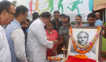 जनसम्पर्क मंत्री श्री पी.सी. शर्मा ने राष्ट्रीय खेल दिवस पर बिशनखेडी स्थित साई मे मेजर ध्यानचंद की फोटो पर माल्यार्पण किया।