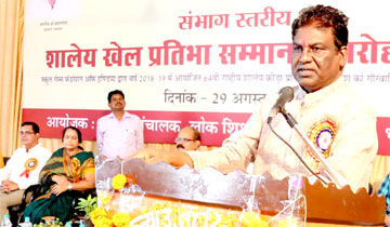 स्कूल शिक्षा मंत्री डॉ. प्रभुराम चौधरी शासकीय कन्या मा. विद्यालय बी.एच.ई.एल. में संभाग स्तरीय शालेय खेल प्रतिभा सम्मान समारोह में बच्चों से मुखातिब हुए।