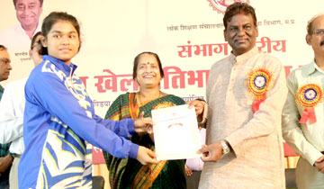 स्कूल शिक्षा मंत्री डॉ. प्रभुराम चौधरी ने शासकीय कन्या मा. विद्यालय बी.एच.ई.एल. में शालेय खेल प्रतिभा सम्मान समारोह में 64वीं राष्ट्रीय शालेय क्रीड़ा प्रतियोगिता के विजेता विद्यार्थियों को प्रशस्ति-पत्र एवं पुरस्कार दिये।
