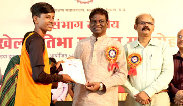 स्कूल शिक्षा मंत्री डॉ. प्रभुराम चौधरी ने शासकीय कन्या मा. विद्यालय बी.एच.ई.एल. में शालेय खेल प्रतिभा सम्मान समारोह में 64वीं राष्ट्रीय शालेय क्रीड़ा प्रतियोगिता के विजेता विद्यार्थियों को प्रशस्ति-पत्र एवं पुरस्कार दिये।
