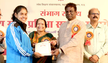 स्कूल शिक्षा मंत्री डॉ. प्रभुराम चौधरी ने शासकीय कन्या मा. विद्यालय बी.एच.ई.एल. में शालेय खेल प्रतिभा सम्मान समारोह में 64वीं राष्ट्रीय शालेय क्रीड़ा प्रतियोगिता के विजेता विद्यार्थियों को प्रशस्ति-पत्र एवं पुरस्कार दिये।