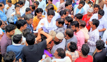 नगरीय विकास एवं आवास मंत्री श्री जयवर्द्धन सिंह ने राघौगढ़ में लोगो की समस्याएँ सुनी।