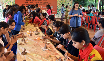 भोपाल के शाहपुरा लेक के नजदीक एप्को परिसर में ग्रीन गणेश अभियान के अंतर्गत मिट्टी से गणेश प्रतिमा बनाने की इन दिनों कार्यशाला चल रही है।