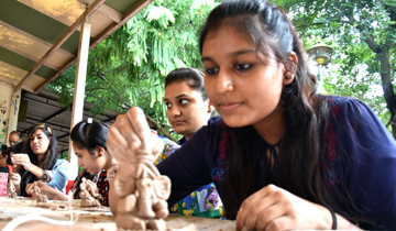 भोपाल के शाहपुरा लेक के नजदीक एप्को परिसर में ग्रीन गणेश अभियान के अंतर्गत मिट्टी से गणेश प्रतिमा बनाने की इन दिनों कार्यशाला चल रही है। आज कार्यशाला में महिला पॉलिटेक्निक कॉलेज की छात्राओं ने मिट्टी से गणेश प्रतिमा तैयार की।