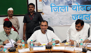ऊर्जा मंत्री श्री प्रियव्रत सिंह ने जबलपुर में जिला योजना समिति की बैठक में विभिन्न योजनाओं की समीक्षा की।