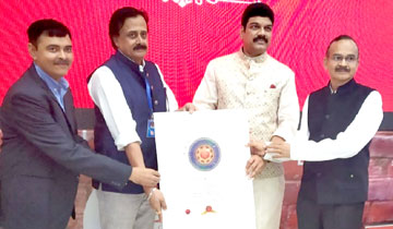 परिवहन एवं राजस्व मंत्री श्री गोविन्द सिंह राजपूत दिल्ली में स्कॉच अवार्ड प्राप्त करते हुए।
