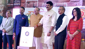 परिवहन एवं राजस्व मंत्री श्री गोविन्द सिंह राजपूत दिल्ली में स्कॉच अवार्ड प्राप्त करते हुए।