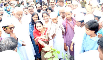अल्पसंख्यक कल्याण मंत्री श्री आरिफ अकील ने नारियलखेड़ा स्थित मैदान में पौध-रोपण किया।