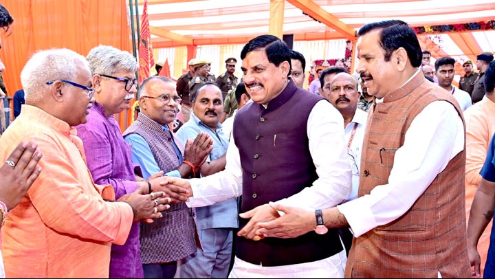 मुख्यमंत्री डॉ. मोहन यादव उत्तरप्रदेश में प्रतापगढ़ जिले में भागवत कथा में शामिल हुए